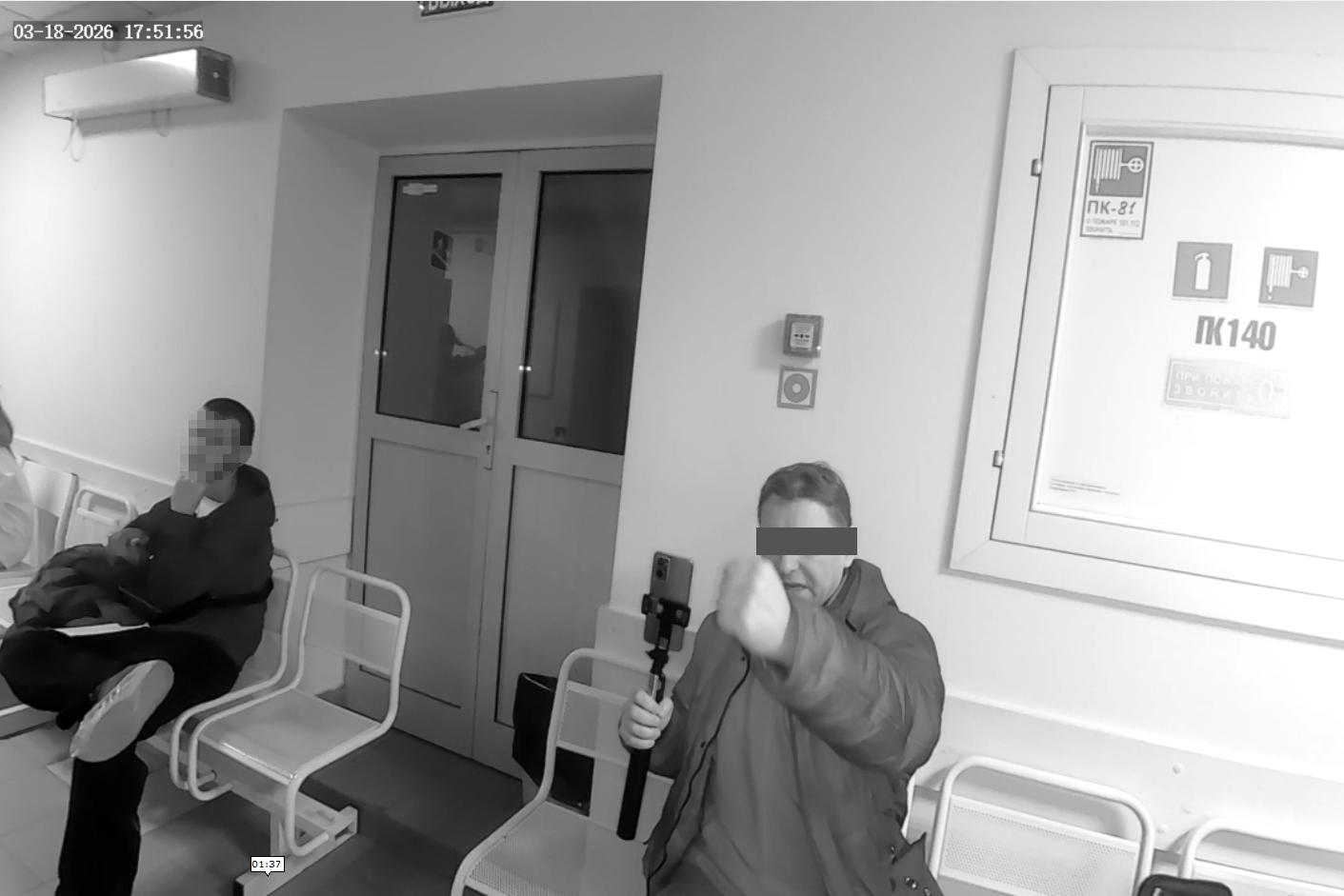 Фото В новосибирской больнице мужчина с Уголовным кодексом в сумке потребовал лечения без указания персональных данных 2